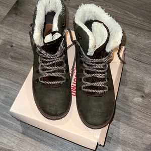 Green inside fur winter boots size 11